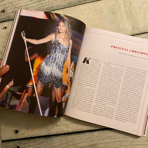 Authentic Taylor Swift wall hanging tapestry. & book. - Picture 14 of 14